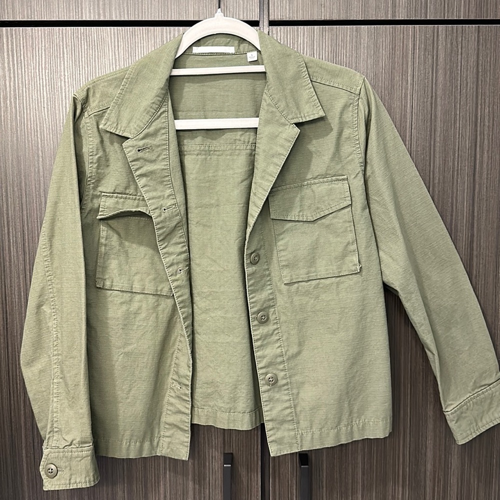 Uniqlo women’s green shirt with two front pockets